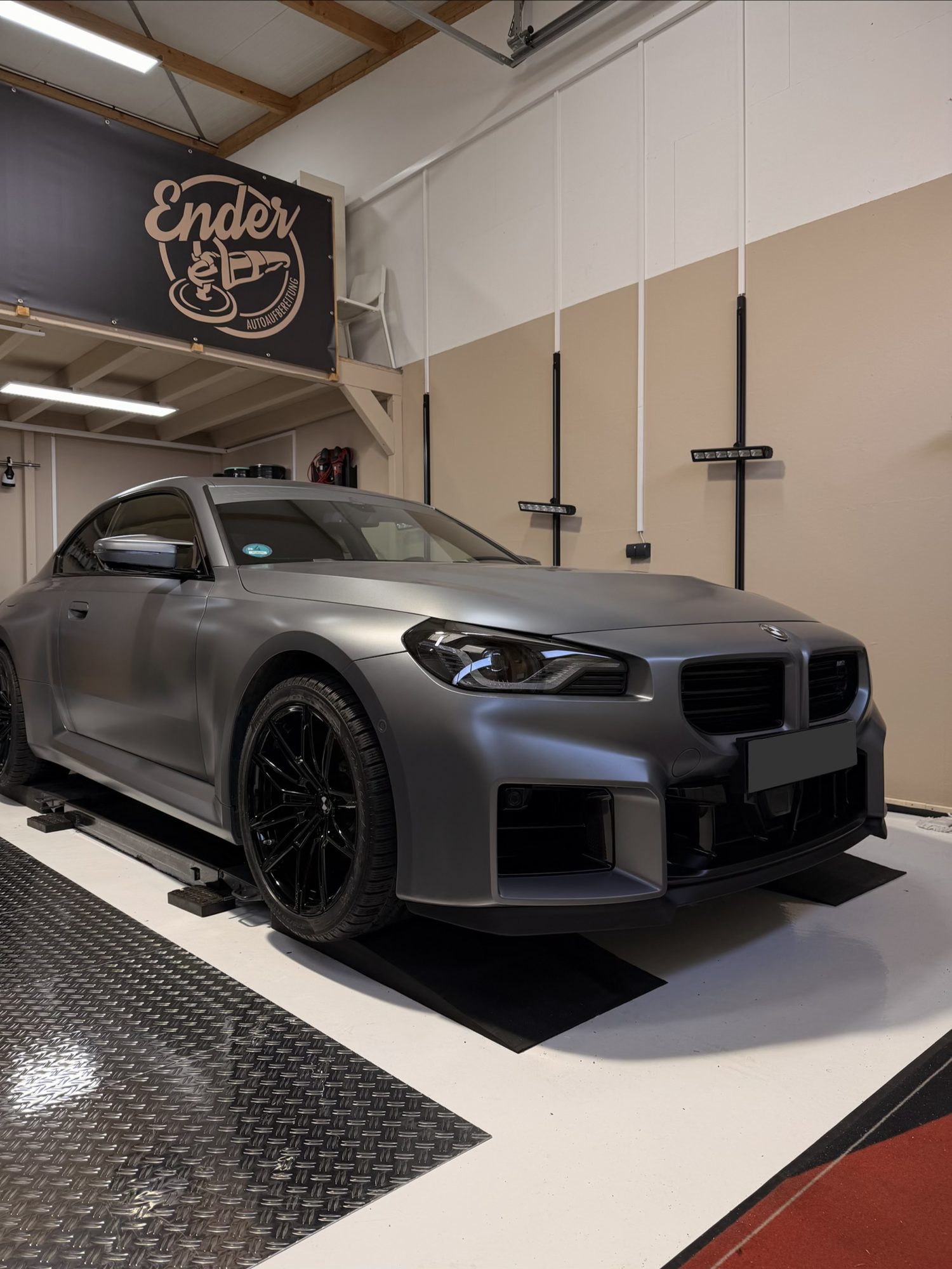 BMW M2 in Matt mit Ender-Logo