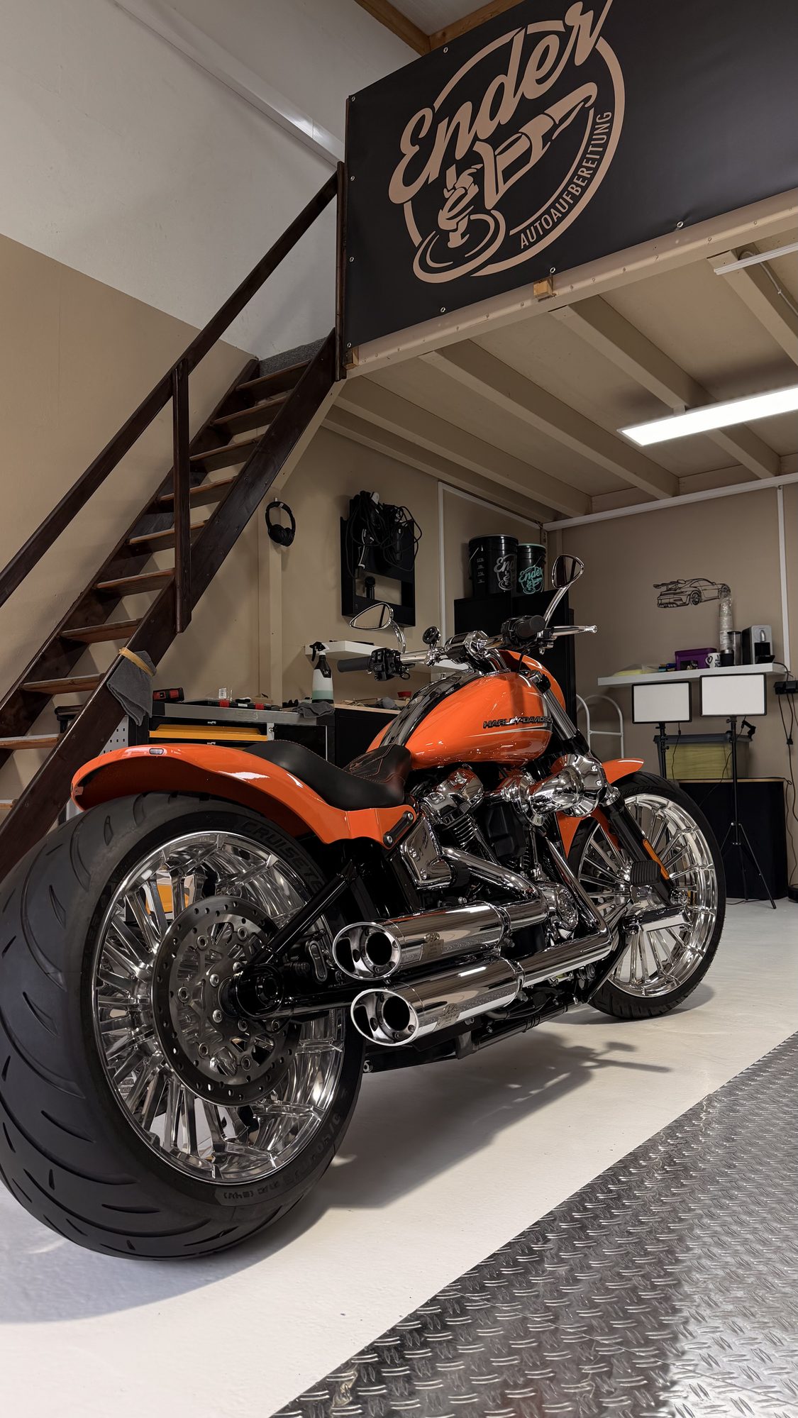Orange Harley-Davidson in der Halle