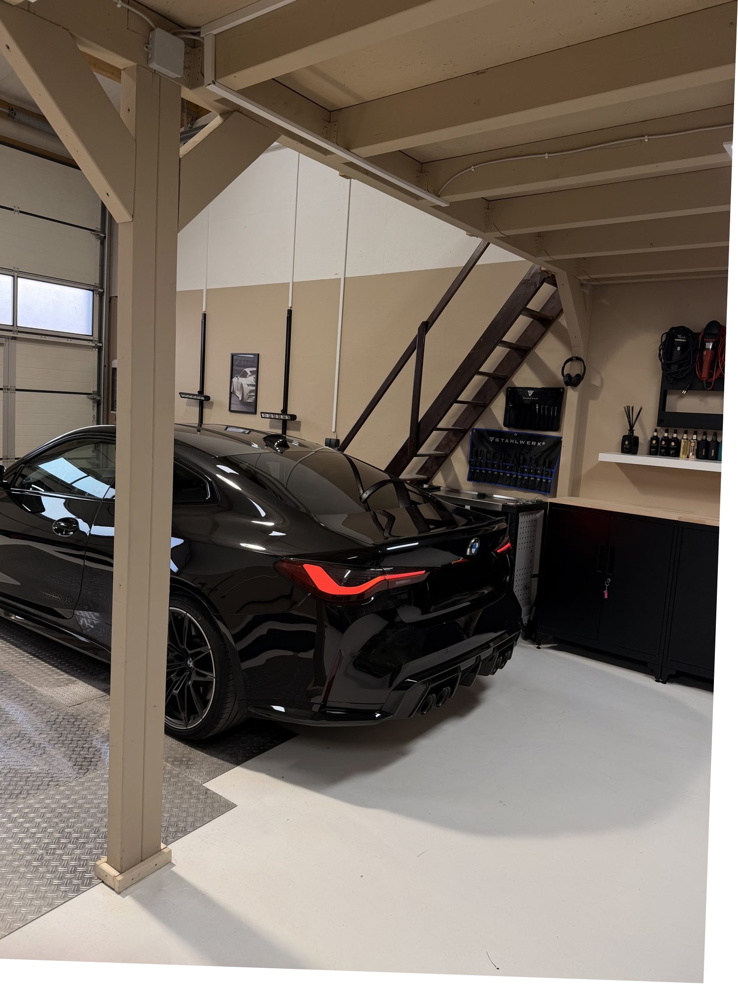 Schwarzer BMW in der Ender Detailing Halle