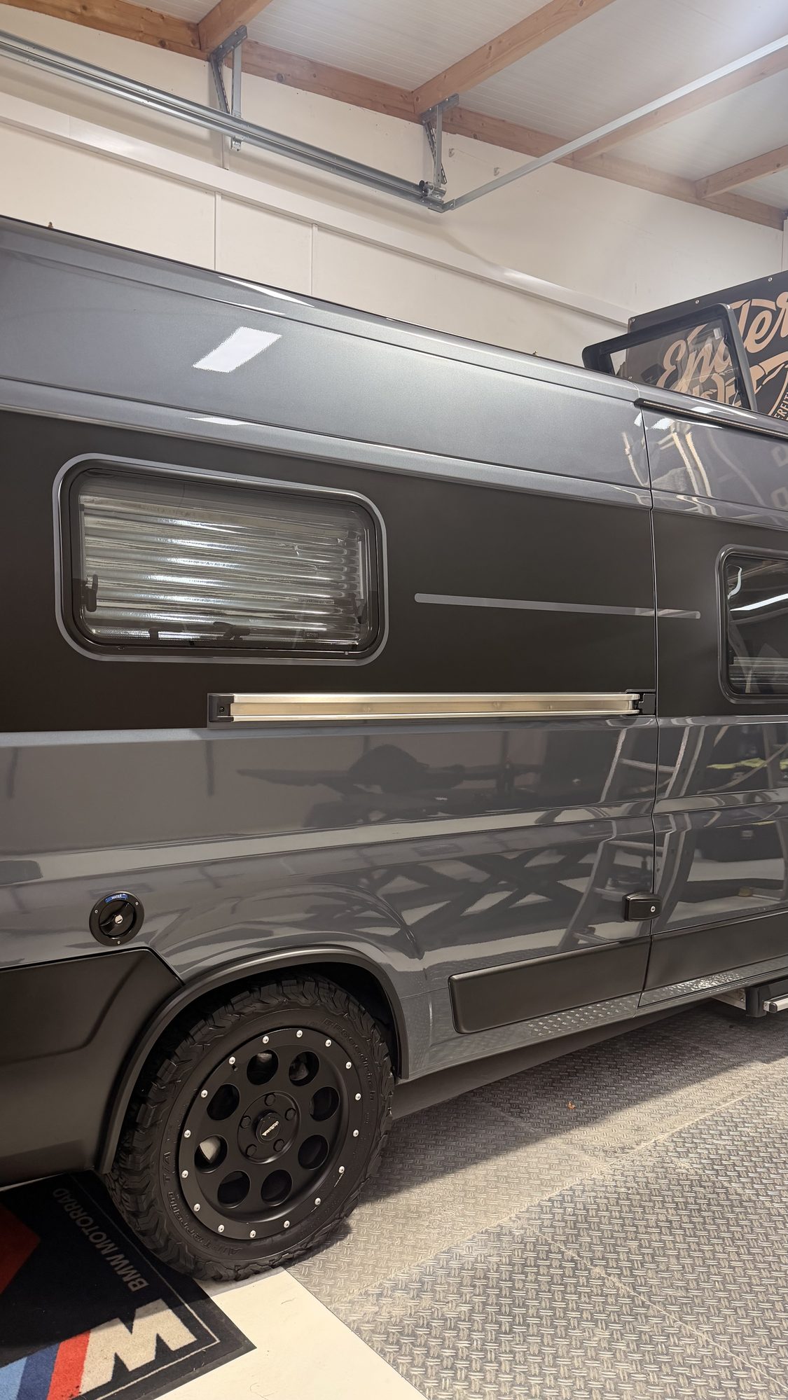 Wohnmobil seitlich in der Detailing-Halle