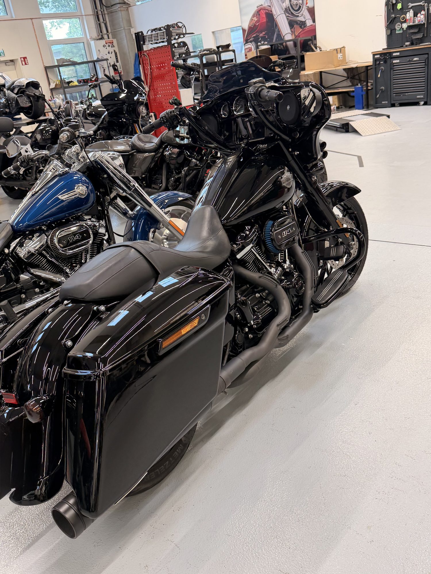 Schwarze Harley-Davidson Touring in der Halle
