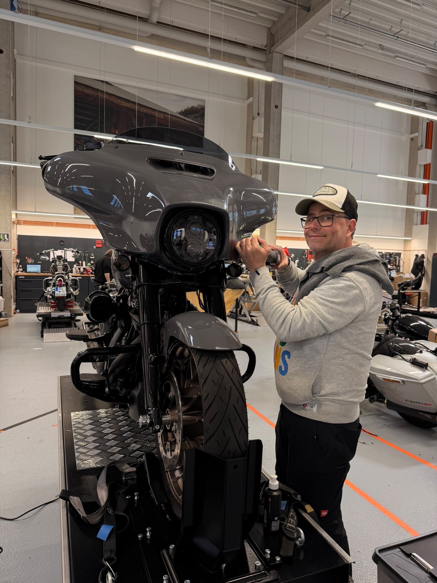 Joshua bei der Arbeit an einer Harley